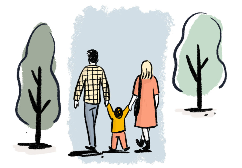 Die Illustration zeigt zwei Erwachsene und ein Kind, die Hand in Hand eine Allee entlang laufen.